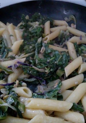 Una foto de Fideos con acelga