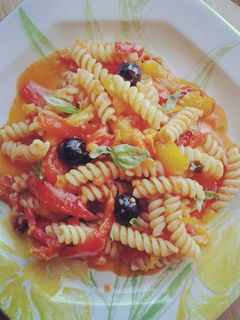 Foto di Pasta  con pomodori, peperoni e olive