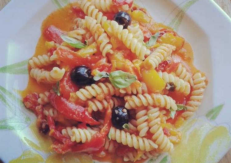 Pasta  con pomodori, peperoni e olive