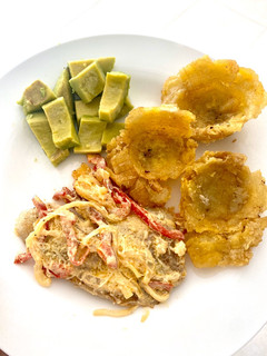 Una foto de Filete de pescado con salsa de queso y vegetales 🤤