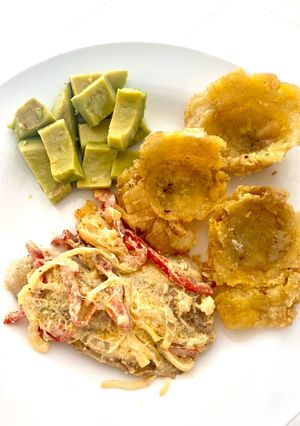 Una foto de Filete de pescado con salsa de queso y vegetales 🤤