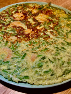 Una foto de Tortilla de espárragos trigueros con gambas