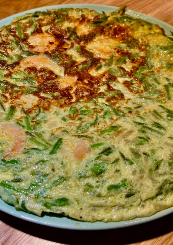 Una foto de Tortilla de espárragos trigueros con gambas