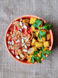 Una foto de Tofu especiado con vegetales salteados 🧅🧄🫑