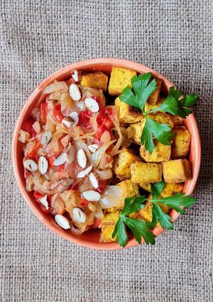 Una foto de Tofu especiado con vegetales salteados 🧅🧄🫑