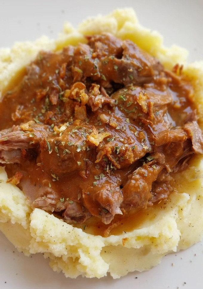 Una foto de Carrilleras en salsa al toque de chocolate con puré