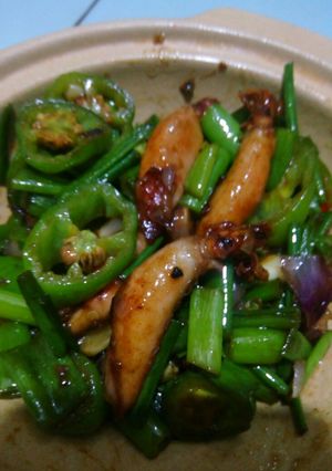 Foto resep Oseng cumi kembang bawang pedas gurih