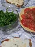 Milanesas al horno con mozzarella y queso azul - rúcula y tomates