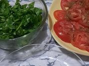 Una foto de tomate rúcula