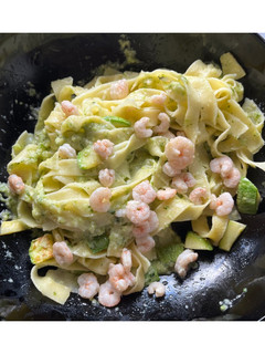 Foto di Tagliatelle con pesto di zucchine e gamberetti 🥒🌱🦐
