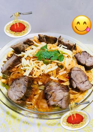 Una foto de Espaghetti en salsa roja con carne asada!