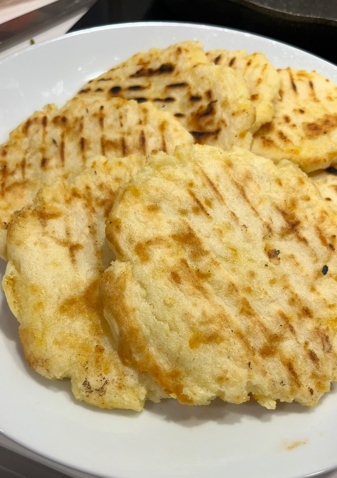 Una foto de Como hacer arepas colombianas con queso 🧀