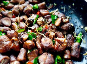 Hình của món Chân nấm đông cô xào xả ớt lá chanh chay.