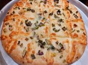 Una foto de pan de ajo y muzzarella