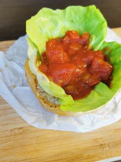 Gyors paradicsom relish burgerbe recept fotója