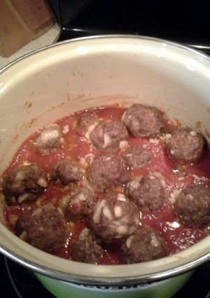 A picture of easy and meatballs and spaghetti.