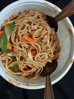 સેઝવાન નુડલ્સ (Schezwan Noodles Recipe In Gujarati) રેસીપી મુખ્ય ફોટો