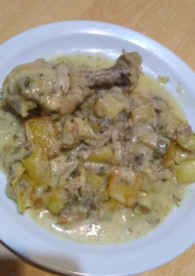 Una foto de Pollo al verdeo con crema y papas al horno
