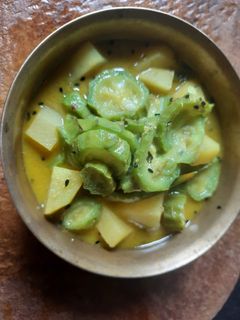 ঝিঙে আলু পোস্ত(Jhinge aloo posto recipe in bengali) রেসিপির প্রধান ছবি