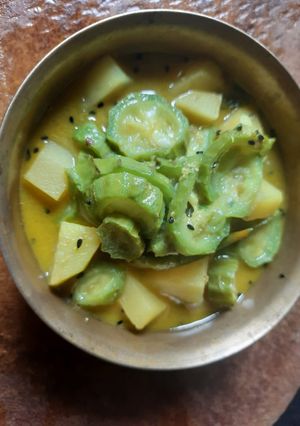 ঝিঙে আলু পোস্ত(Jhinge aloo posto recipe in bengali) রেসিপির প্রধান ছবি