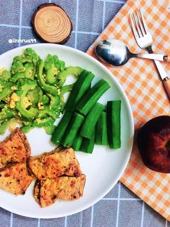 Hình của món Eatclean day 1Ức gà áp chảo.