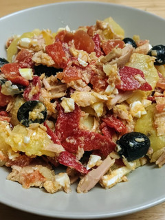 Una foto de Ensalada de patata y piquillos