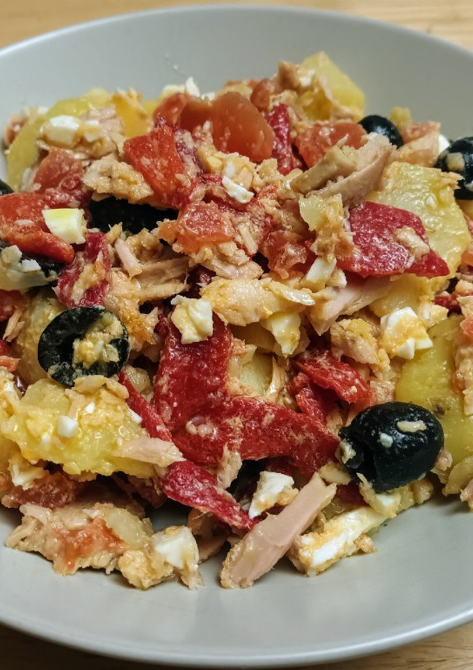 Una foto de Ensalada de patata y piquillos