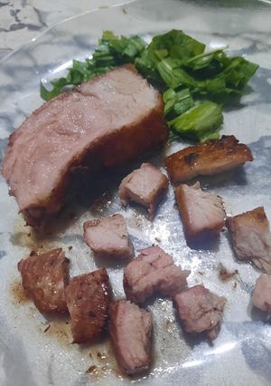 Una foto de Pechito de cerdo con hojas verdes