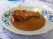 Una foto de estofado de pollo con pasas