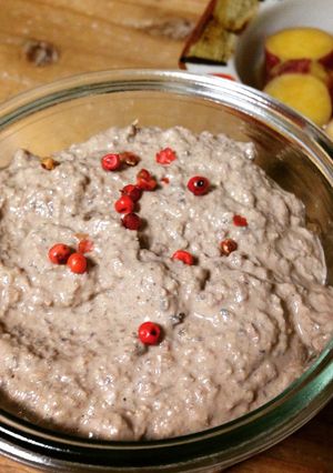 A picture of Easy & Creamy Chicken Liver Paté.