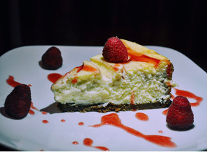 Una foto de Pastel de queso con fresas y frambuesas sin gluten
