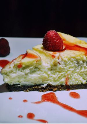 Una foto de Pastel de queso con fresas y frambuesas sin gluten