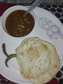 छोले भटूरे(chole bhature recipe in hindi) रेसिपी मुख्य फोटो