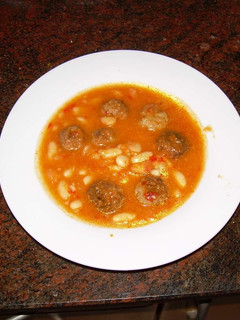 Una foto de Sopa de judías pintas con albóndigas