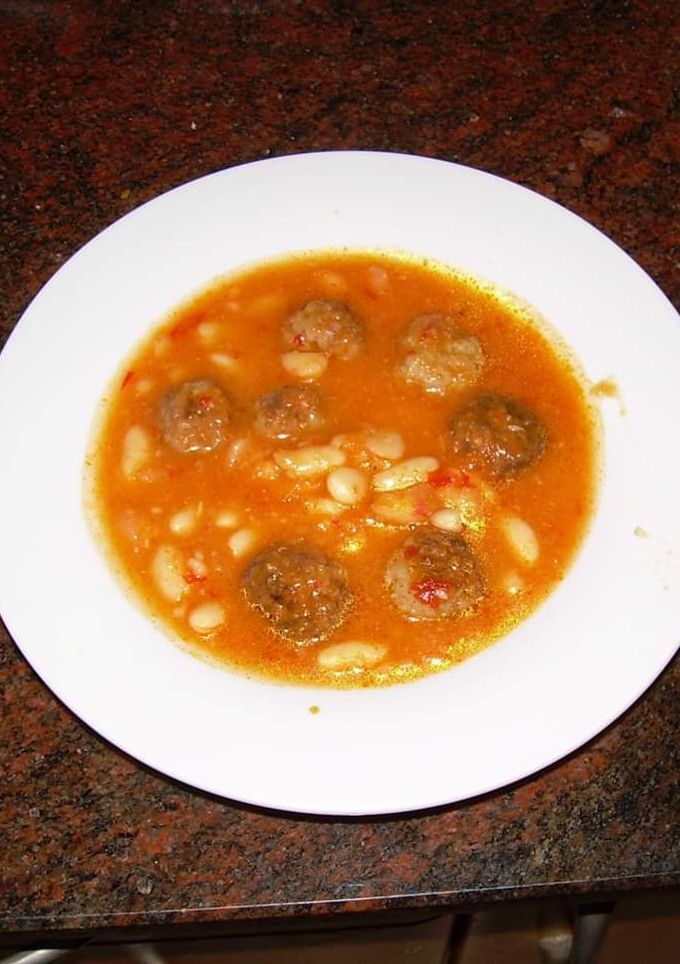 Una foto de Sopa de judías pintas con albóndigas