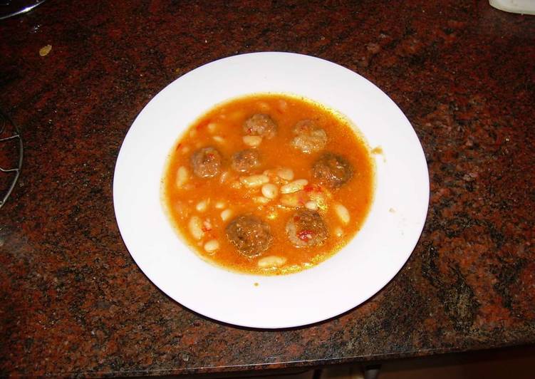 Sopa de judías pintas con albóndigas