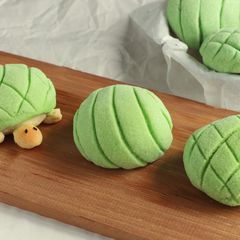 A picture of Melon Pan [Melon-Shaped Bun].