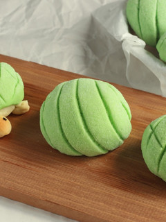A picture of Melon Pan [Melon-Shaped Bun].