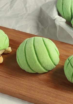 A picture of Melon Pan [Melon-Shaped Bun].