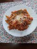 Macarrones con verduras, tomate y atún en conserva