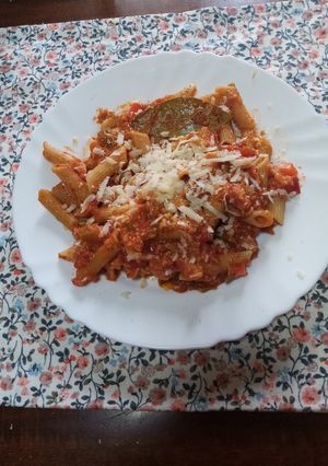 Una foto de Macarrones con verduras, tomate y atún en conserva