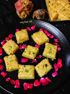 काजू पिस्ता बर्फी (kaju Pista barfi recipe in Hindi) रेसिपी मुख्य फोटो