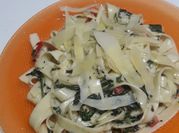 Una foto de fideos de espinaca