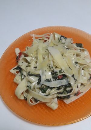 Una foto de Fideos con crema de espinaca