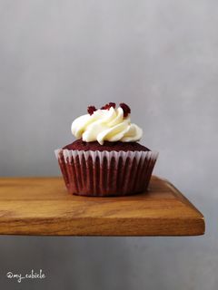 Foto resep RED VELVET CUPCAKES with Cream Cheese Frosting
