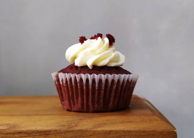 RED VELVET CUPCAKES with Cream Cheese Frosting