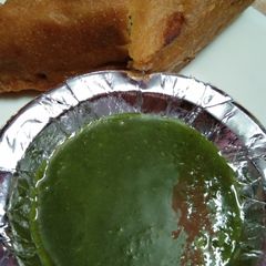 A picture of Bread pakode with Green Chutney.