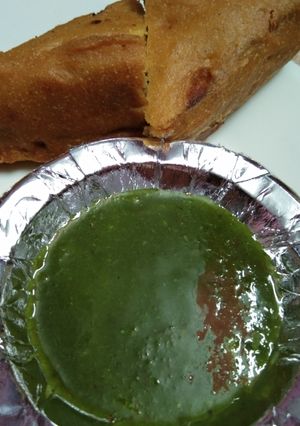 A picture of Bread pakode with Green Chutney.