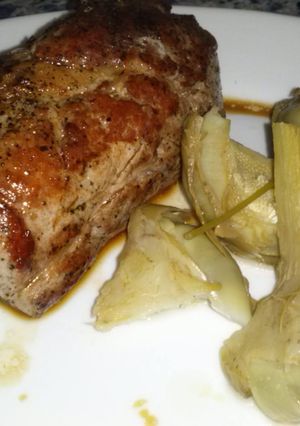 Foto principal de Solomillo de cerdo en su jugo con alcachofas tiernas al limón
