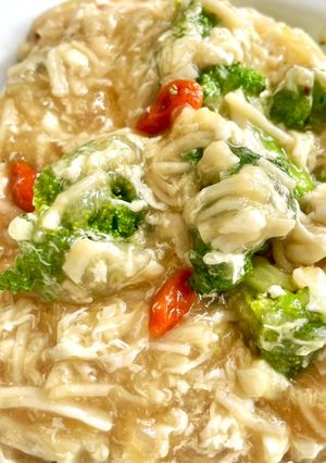 รูปของ บร็อคโคลี่ซอสไข่ขาว🥦ปูอัดและเก๋ากี้🧄🦀🫚
